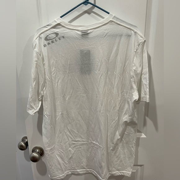 Oakley NWT white XXL t-shirt with camo graphic logo - Picture 4 of 8